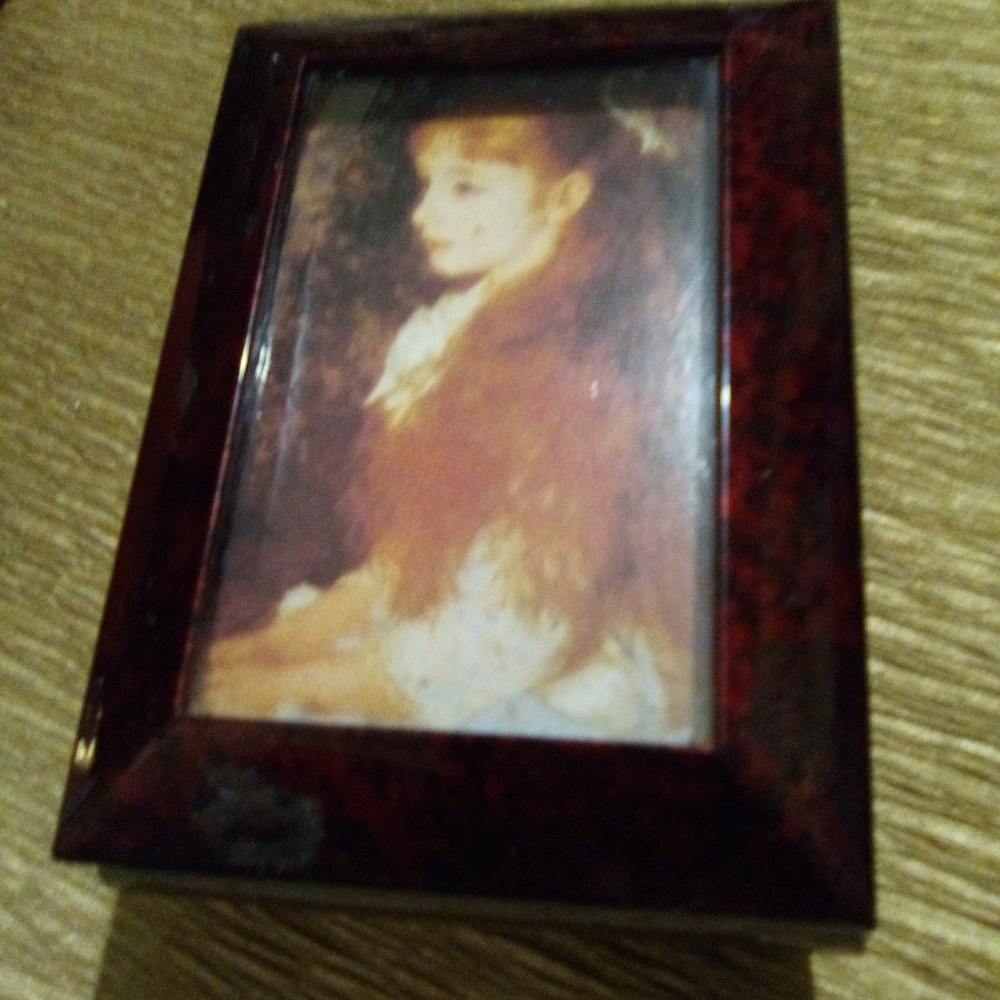 Victoria styled jewelry box one of the small leg are Missing but it stands